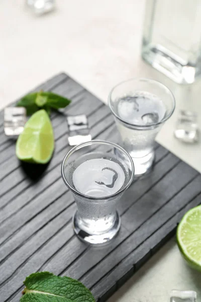 Bicchieri Vodka Fredda Sfondo Chiaro — Foto Stock