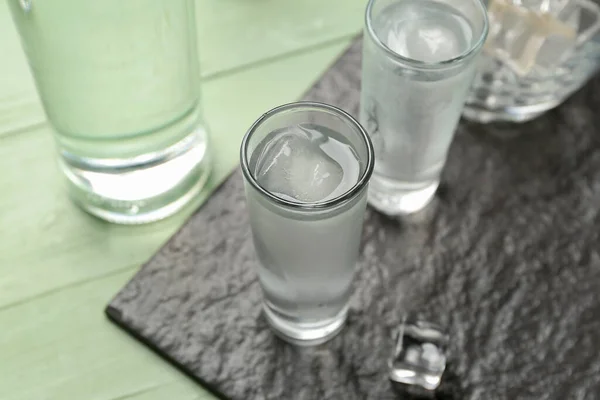 Vasos Vodka Frío Sobre Fondo Madera Verde — Foto de Stock