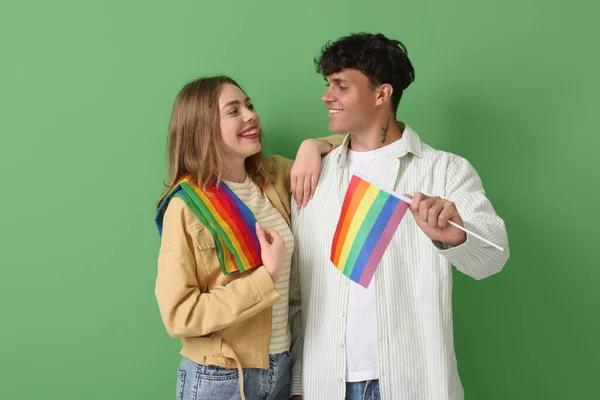 Yeşil Arka Planda Lgbt Bayrakları Olan Genç Bir Çift — Stok fotoğraf