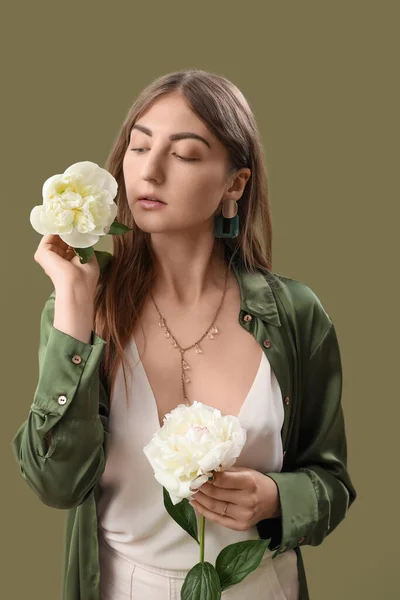 Mulher Bonita Com Flores Peônia Fundo Verde — Fotografia de Stock