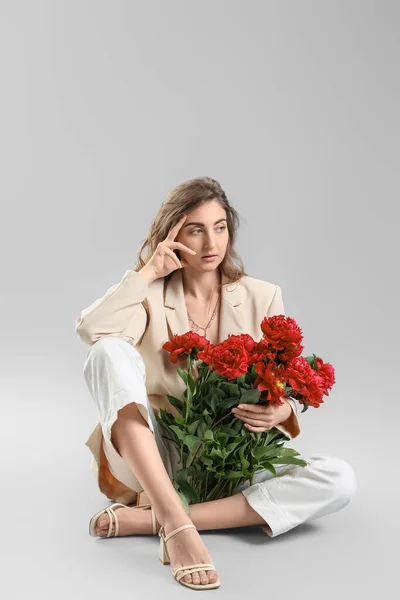 Vacker Ung Kvinna Med Bukett Pion Blommor Grå Bakgrund — Stockfoto