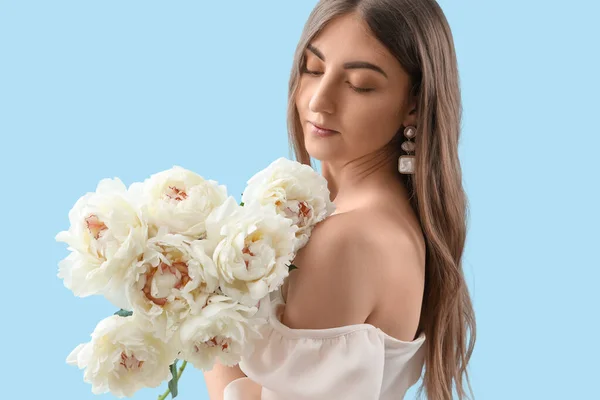 Vacker Ung Kvinna Med Bukett Pion Blommor Blå Bakgrund — Stockfoto