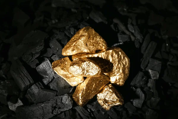 Aranyrögök Fekete Faszénen — Stock Fotó