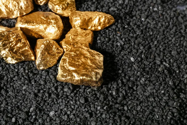 Aranyrögök Feketeszénen Közelkép — Stock Fotó