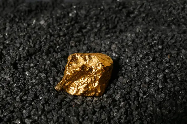 Aranyrögök Feketekőszénen Közelkép — Stock Fotó