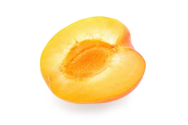 一半成熟的杏仁在白色的背景上被隔离 — 图库照片