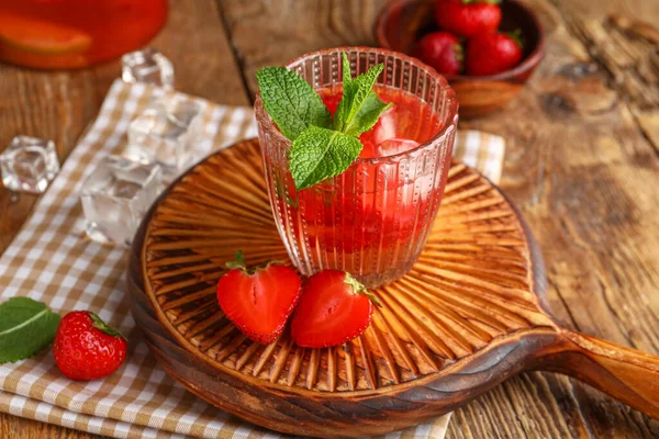 Glas Wasser Mit Erdbeere Auf Hölzernem Hintergrund — Stockfoto