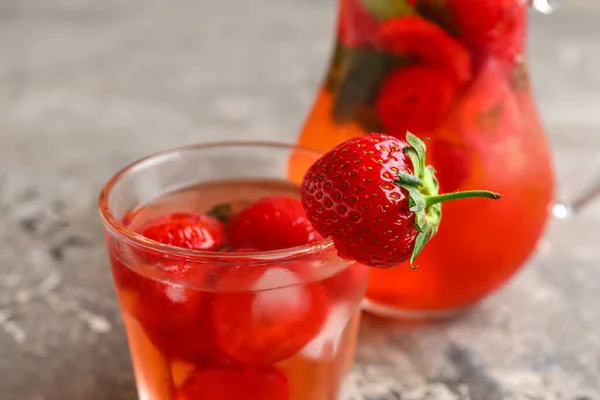 Glas Wasser Mit Erdbeere Auf Grauem Hintergrund — Stockfoto