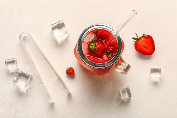 Einmachglas Mit Eingegossenem Wasser Und Erdbeere Auf Hellem Hintergrund — Stockfoto