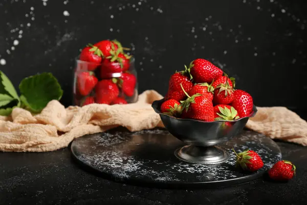 Schüssel Und Glas Mit Frischen Erdbeeren Auf Schwarzem Hintergrund — Stockfoto