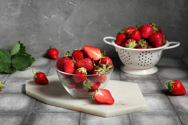 Schüssel Und Sieb Mit Frischen Erdbeeren Auf Grauem Fliesentisch — Stockfoto