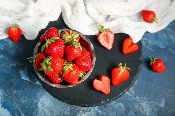 Schüssel Mit Frischen Erdbeeren Auf Blauem Hintergrund — Stockfoto