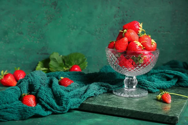 Glasschale Mit Frischen Erdbeeren Auf Grünem Hintergrund — Stockfoto
