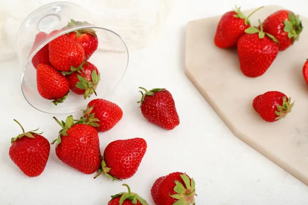 배경에 딸기가 유리와 — 스톡 사진
