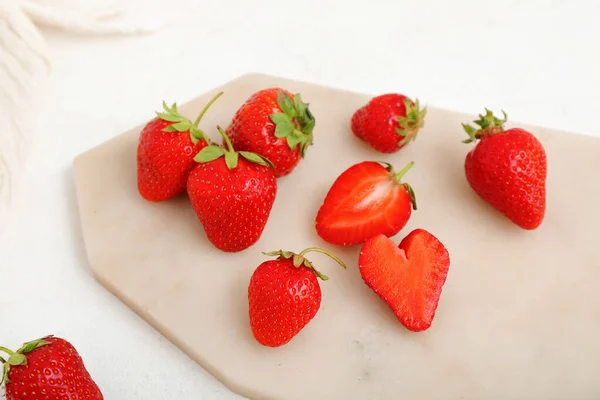 Tafel Mit Frischen Erdbeeren Auf Weißem Hintergrund — Stockfoto