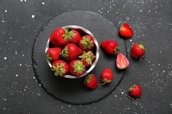 Schüssel Mit Frischen Erdbeeren Auf Schwarzem Hintergrund — Stockfoto