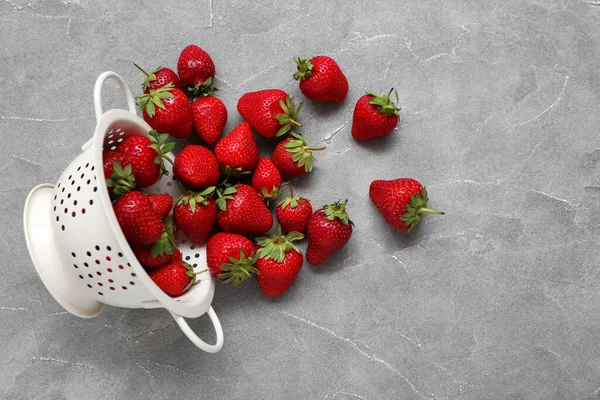 Colander Fresh Strawberries Grey Background — Stock Photo, Image