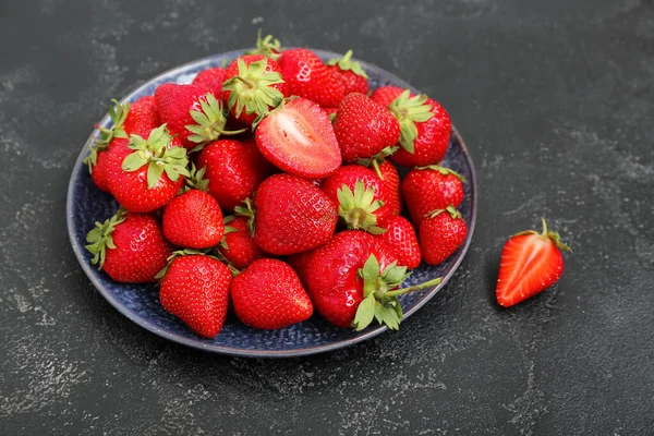 Teller Mit Frischen Erdbeeren Auf Schwarzem Hintergrund — Stockfoto