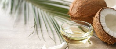 Işık arka planında hindistan cevizi yağı olan bir kase