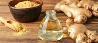 Ahşap zemin üzerinde bir şişe zencefil yağı.