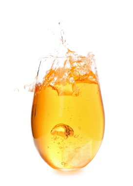 Beyaz arka planda izole edilmiş bir bardak elma suyu ve buz.