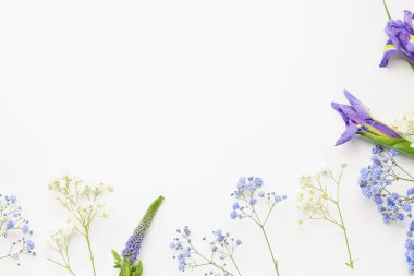 Beyaz arkaplanda güzel çiçeklerden yapılmış çerçeve