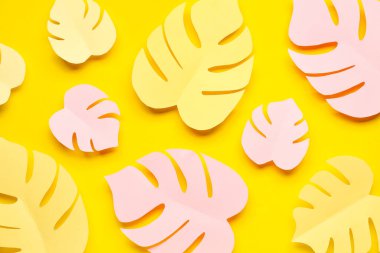 Sarı arka planda kağıt tropikal yapraklar