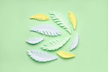 Yeşil arka planda kağıt tropikal yapraklar