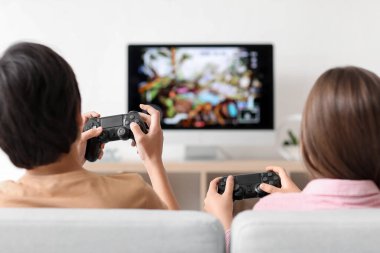 Evde video oyunu oynayan küçük çocuklar, arka plan