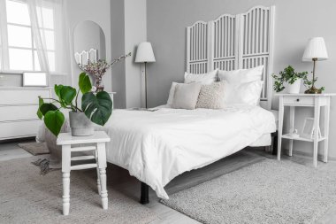 Yatak odasının içi komodinli.