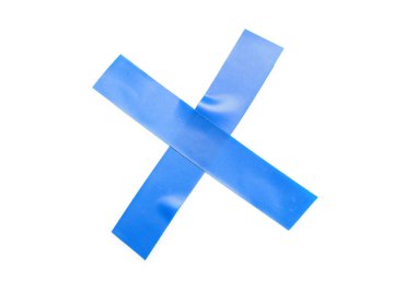 Beyaz arkaplanda yapıştırıcı banttan yapılmış çapraz