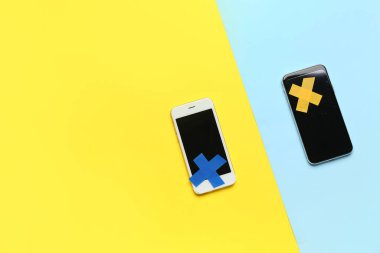 Renkli bantlı cep telefonları