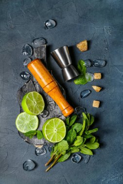 Havan topu, koyu arkaplanda mojito hazırlamak için bardak ve malzemeleri ölç.