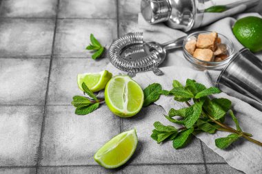 Siyah kiremit zemin üzerinde mojito hazırlamak için gerekli malzemeler