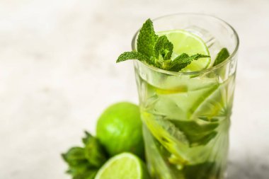 Hafif arkaplanda bir bardak soğuk mojito.