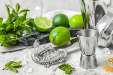 Hafif arka planda mojito hazırlamak için ölçü kabı ve malzemeler