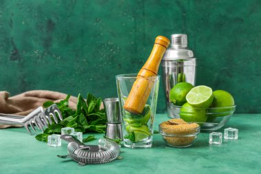 Masada mojito hazırlamak için havan ve malzeme dolu bir bardak.