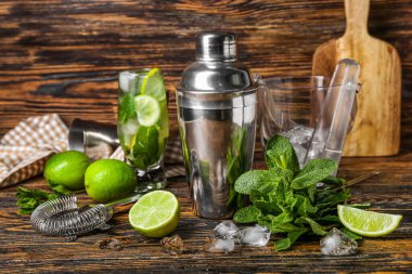 Tahta arka planda mojito hazırlamak için gereken malzemeler.