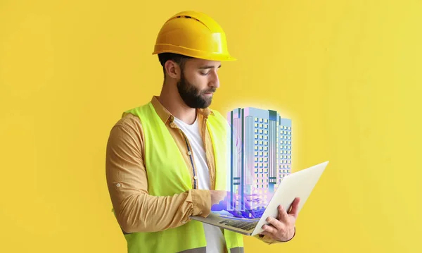 노란색 배경에 건물의 새로운 디지털 프로젝트와 노트북을 가지고 봉사자 — 스톡 사진