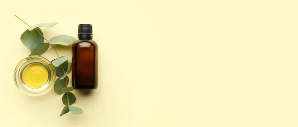 Butelka Miska Olejkiem Eterycznym Eukaliptusowym Jasnożółtym Tle Miejscem Tekst — Zdjęcie stockowe