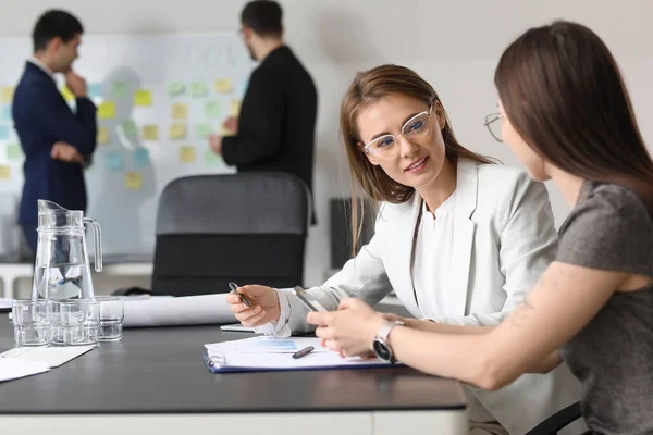 Vrouwelijke Collega Werken Aan Businessplan Kantoor — Stockfoto