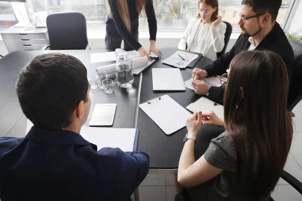 Arbetsgrupp Som Arbetar Med Affärsplan Vid Förhandlingsbordet — Stockfoto