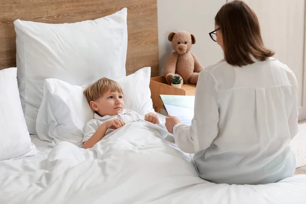Nanny Reading Story Little Boy Bedroom — Stock Photo, Image