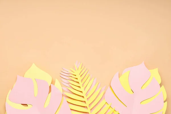 Turuncu Arka Planda Kağıt Tropikal Yapraklar — Stok fotoğraf