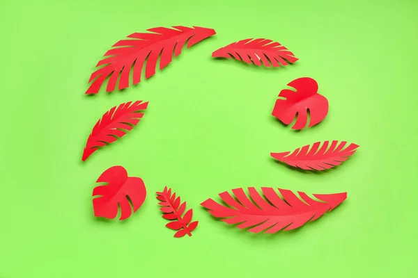 緑の背景に赤い紙の熱帯の葉で作られたフレーム — ストック写真