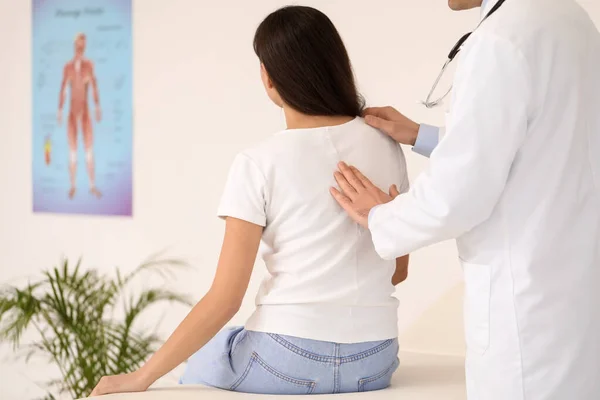 Maschio Medico Controllo Postura Giovane Donna Clinica — Foto Stock