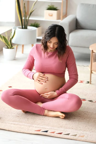 家に座っているスポーティ妊婦 — ストック写真
