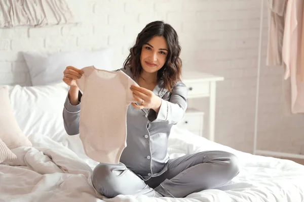 Young Pregnant Woman Baby Bodysuit Sitting Bedroom — Stock Photo, Image