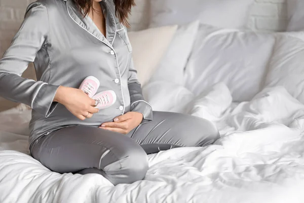 Bebek Poposu Olan Hamile Bir Kadın Yatak Odasında Oturuyor — Stok fotoğraf