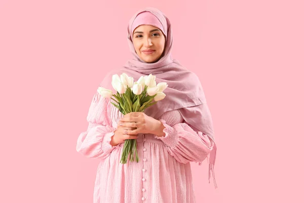 Fiatal Terhes Muszlim Tulipán Rózsaszín Háttér — Stock Fotó